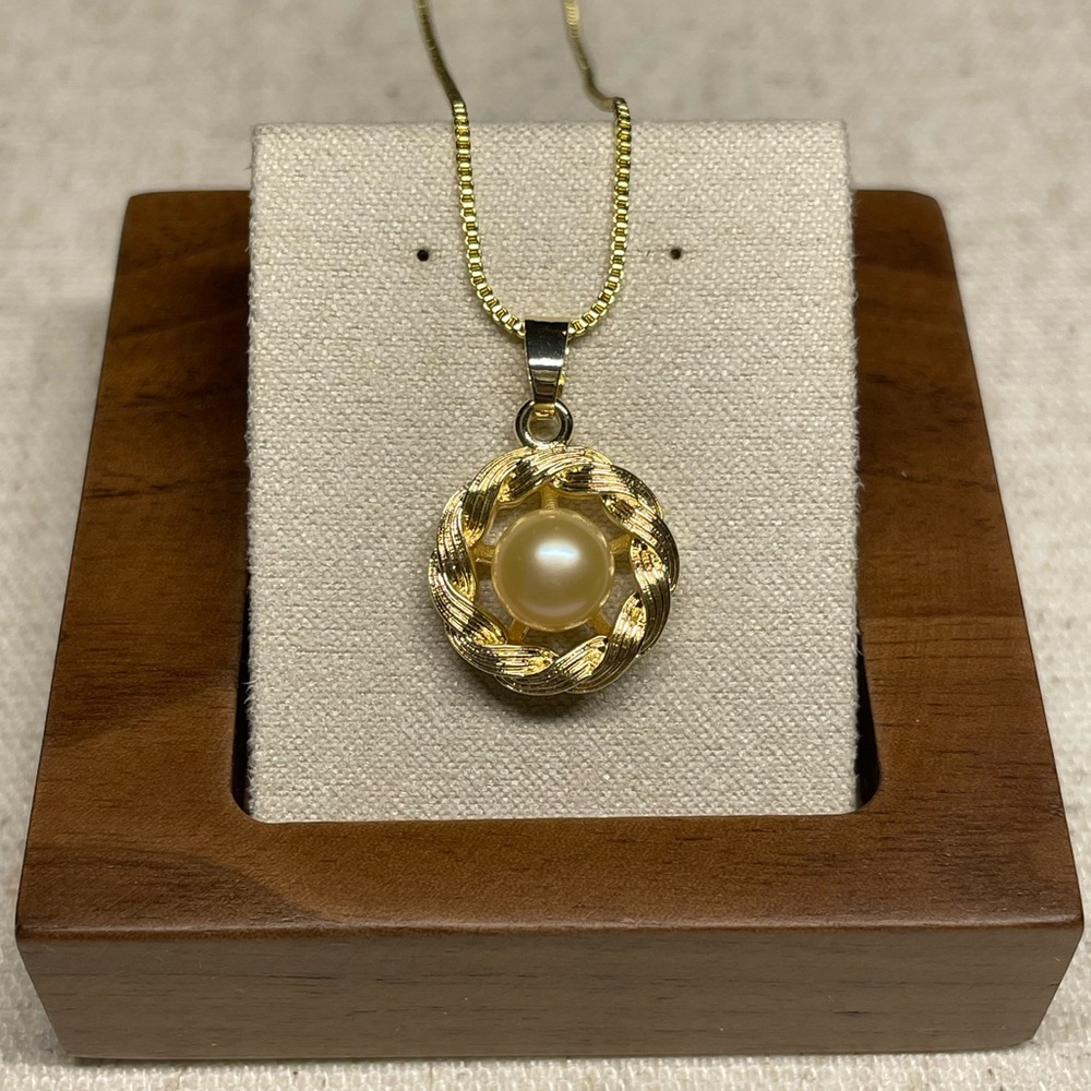 Gold Tone Freshwater Pearl Pendant Necklace | Braided Frame Design